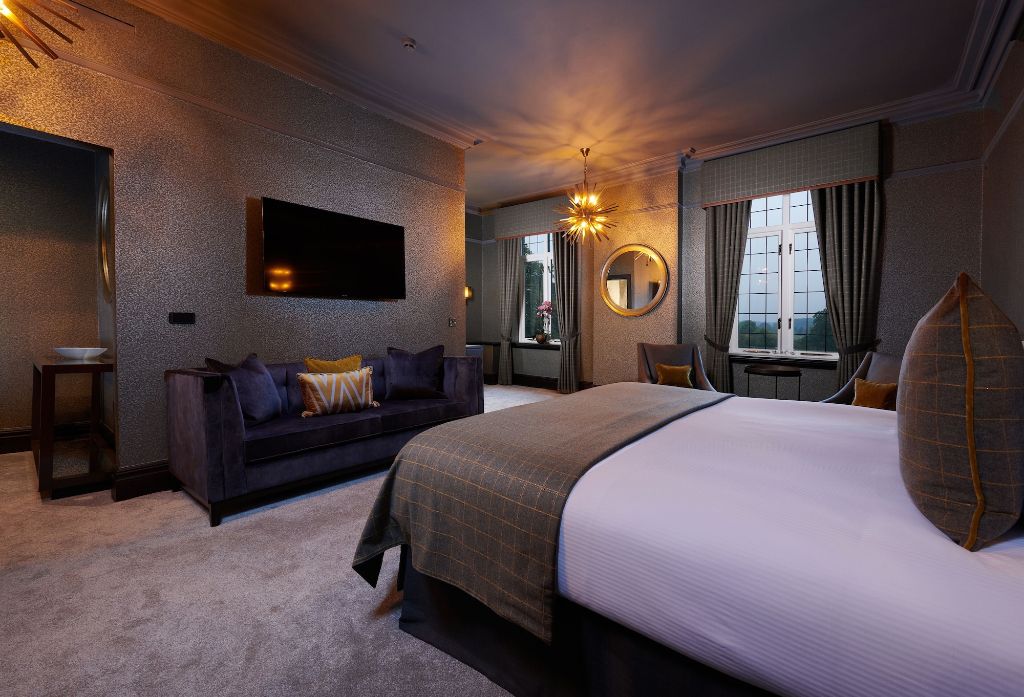DELUXE, KING BED, GARDEN VIEW