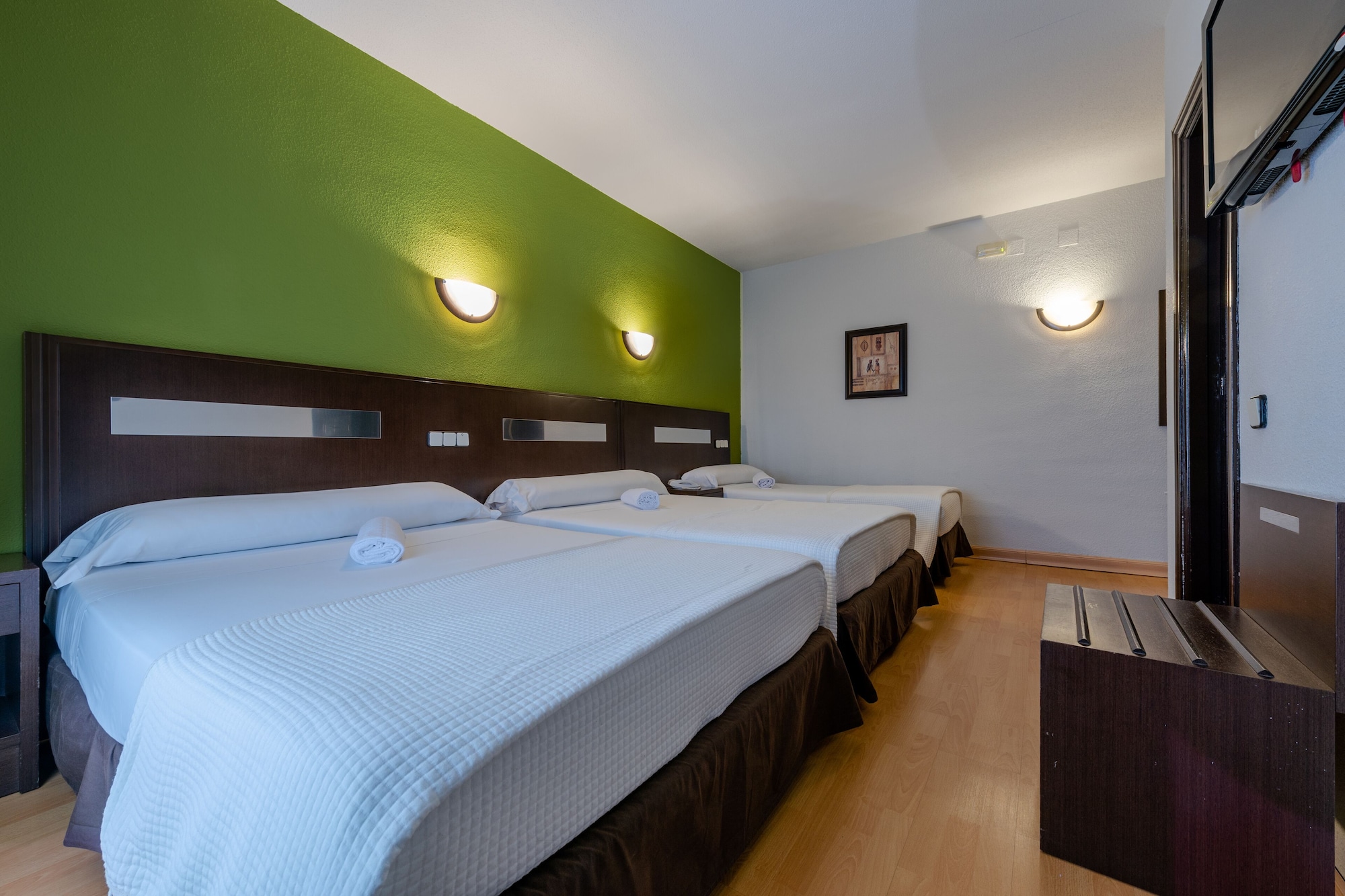 ROOM, QUADRUPLE