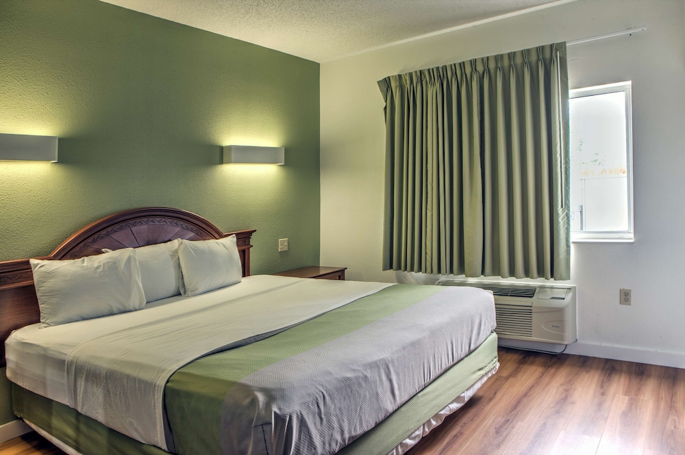 DELUXE, SUITE, KING BED, SMOKING