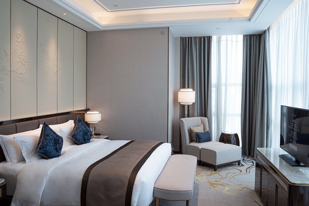 DELUXE, SUITE