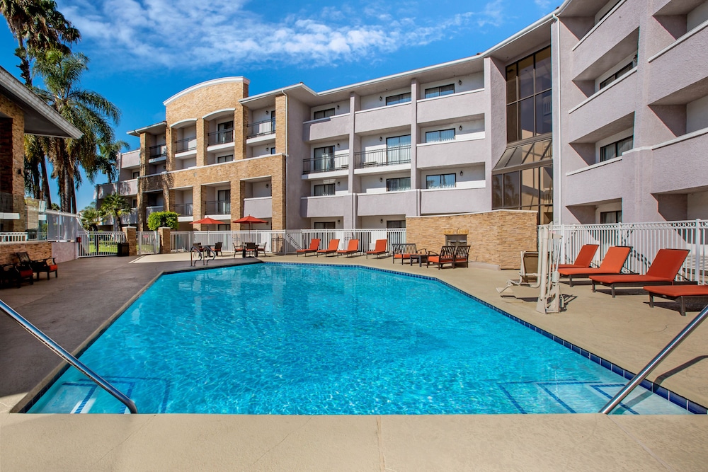 La Quinta Inn & Suites By Wyndham Pomona 3/52