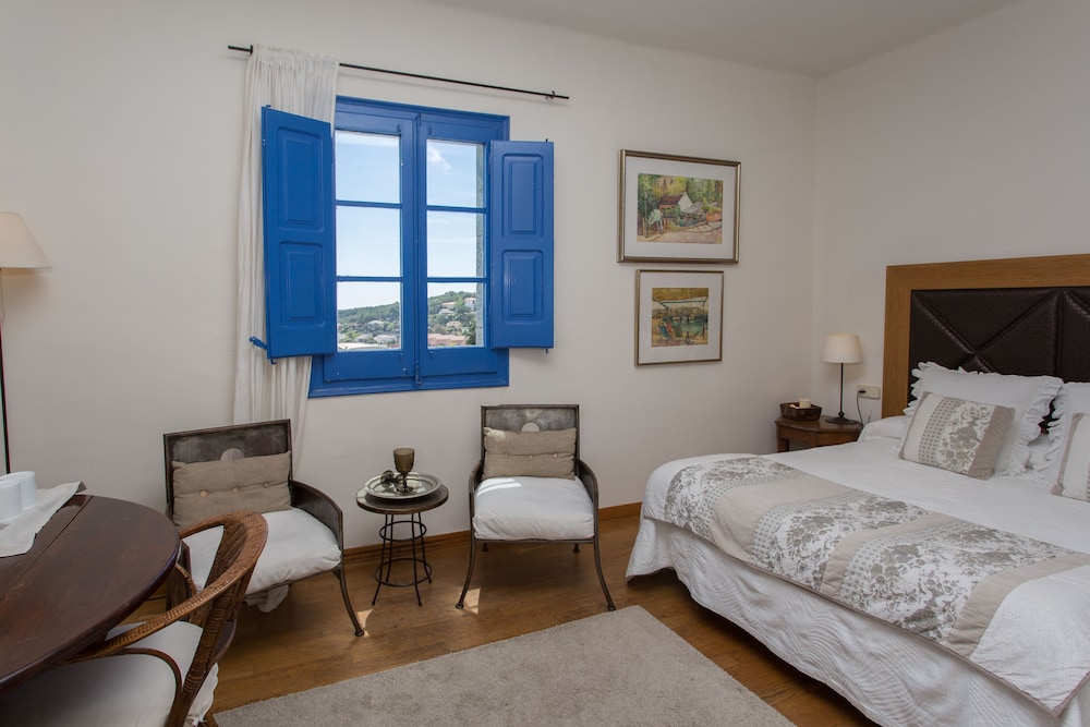 SUPERIOR, QUEEN BED, OCEAN VIEW