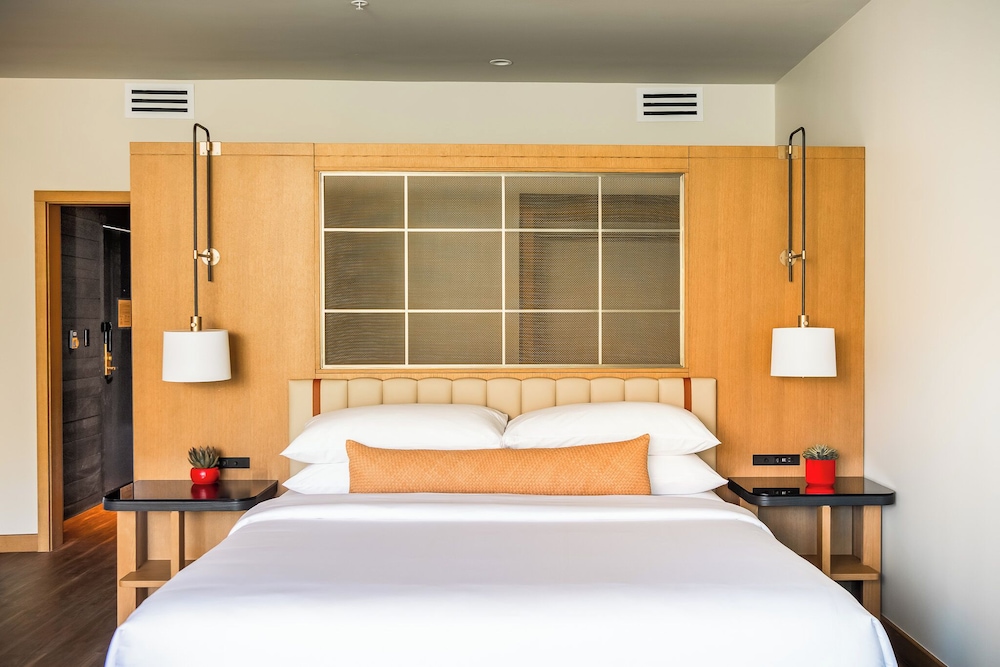 Cliff, Junior Suite, King Bed, Sofa