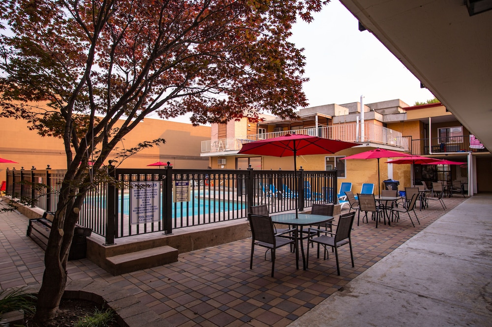 Sahara Courtyard Inn Penticton 2/77