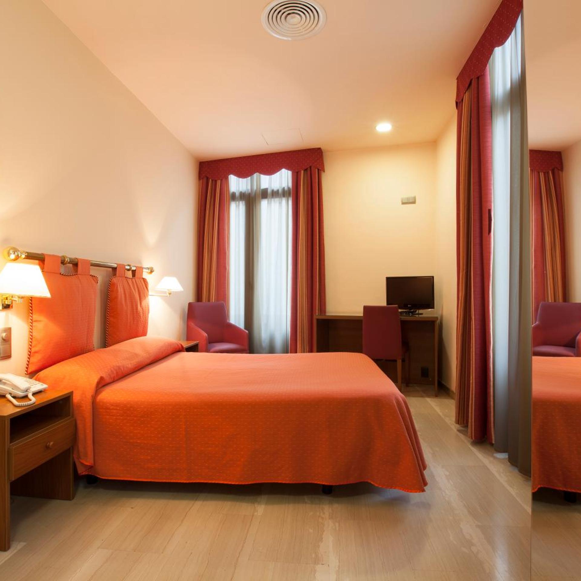 ROOM, DOUBLE BED