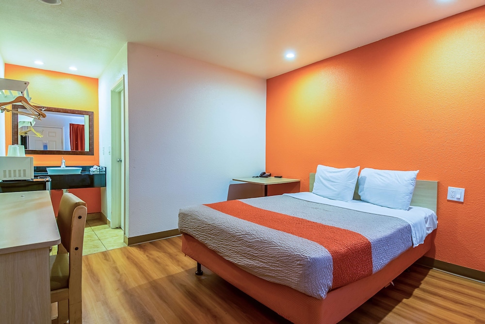 STANDARD, QUEEN BED
