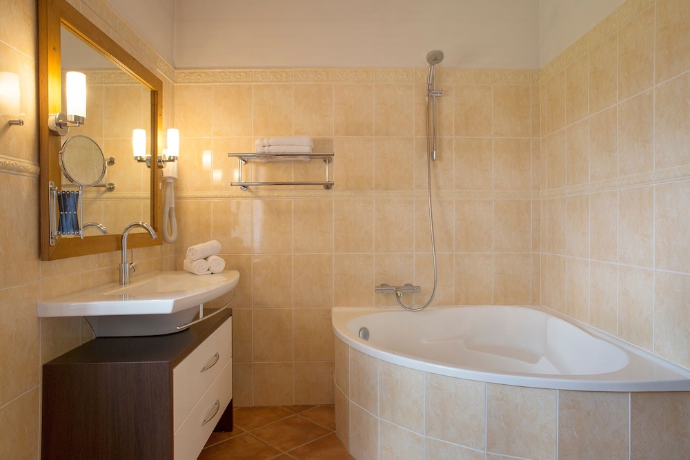 Hotel The Originals Domaine Saint-Roch 50/53