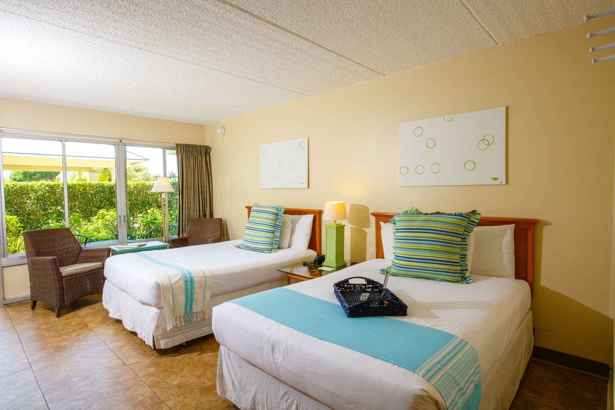 DELUXE, 2 DOUBLE BEDS