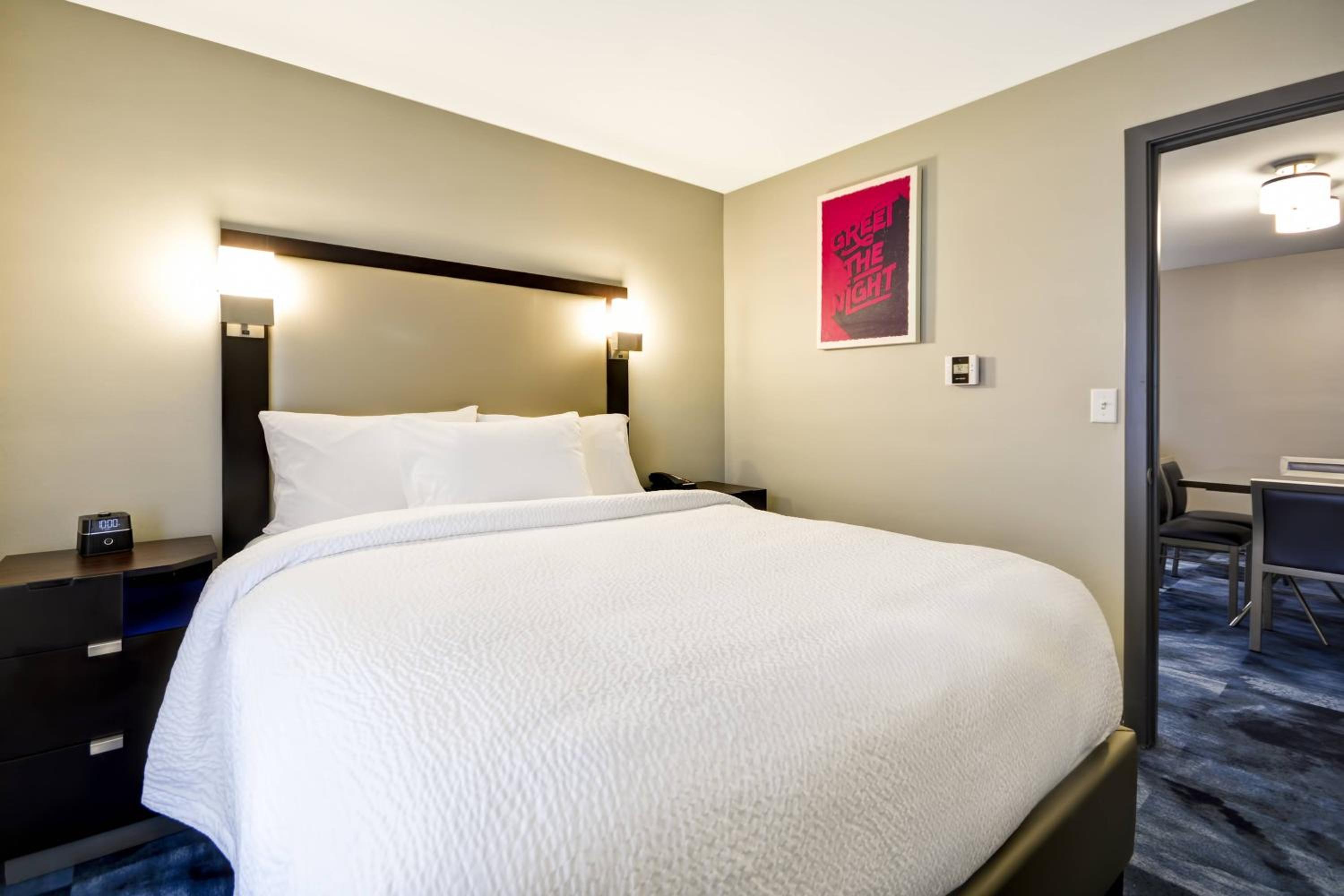 2 Bedrooms, Suite