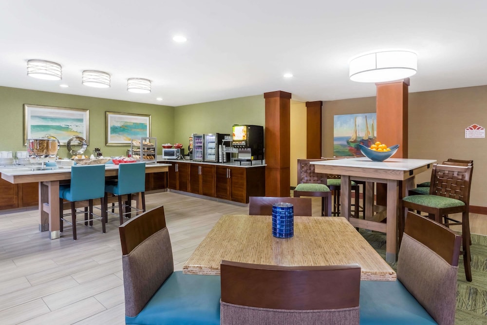 Hawthorn Extended Stay by Wyndham Naples 38/54