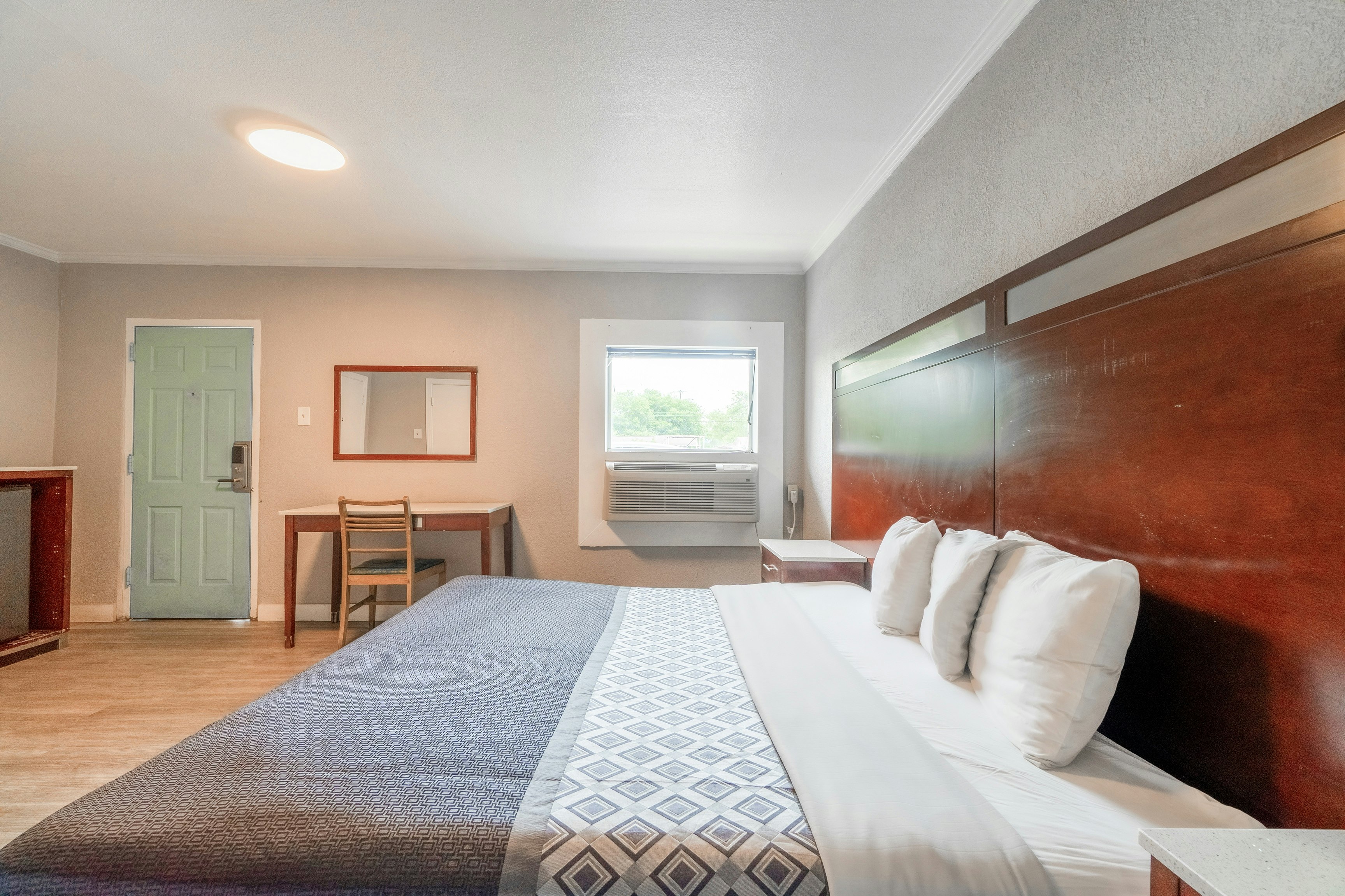King Bed Non-Smoking, Alamo Oasis Inn and Suites By OYO San Antonio 3/9