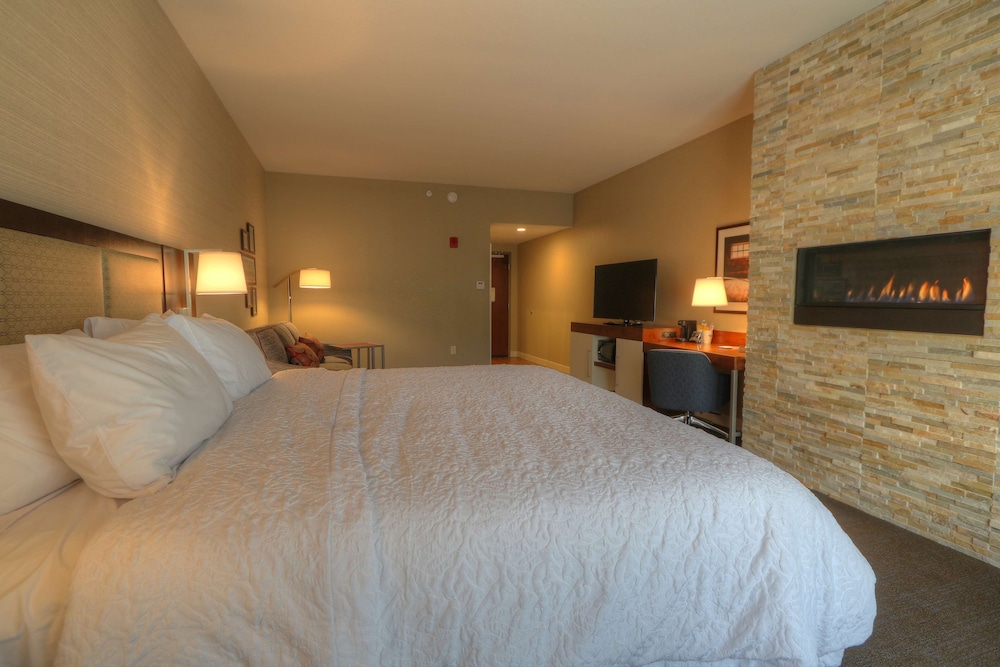 ROOM, KING BED, SOFA, BALCONY