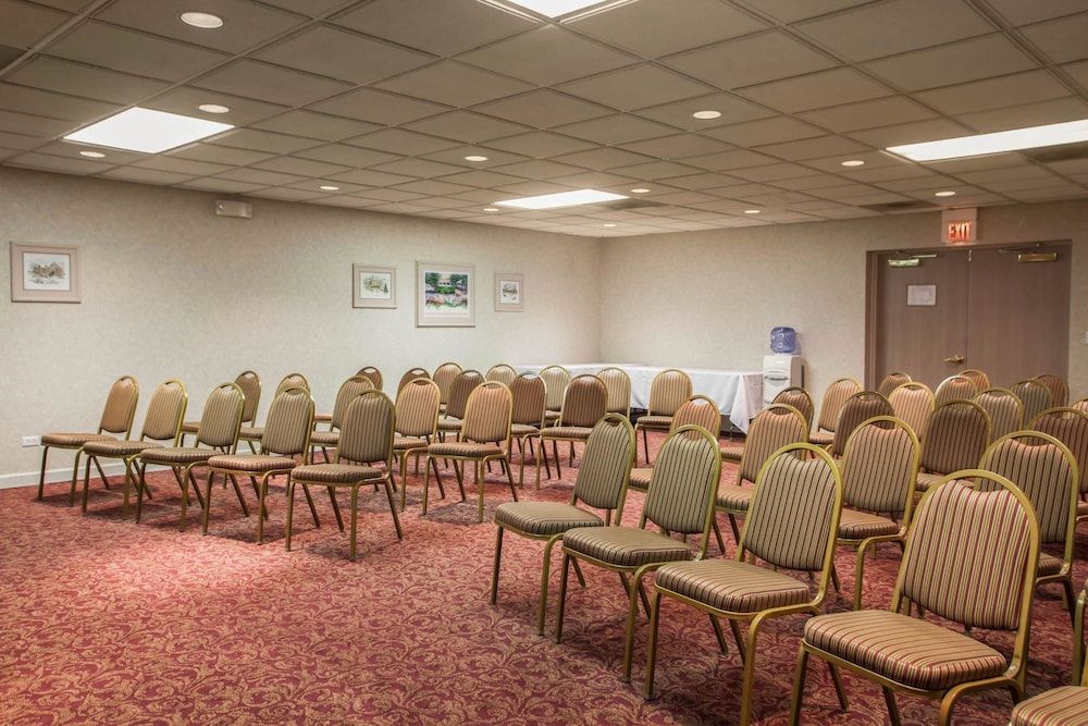 Quality Inn & Suites St Charles -West Chicago 38/40