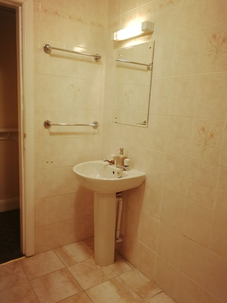 Victoria Hotel 39/47