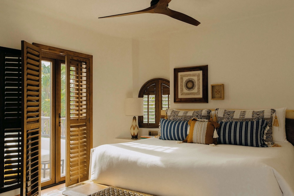 1 Bedroom, Suite, King Bed, Ocean Front, Plunge Pool