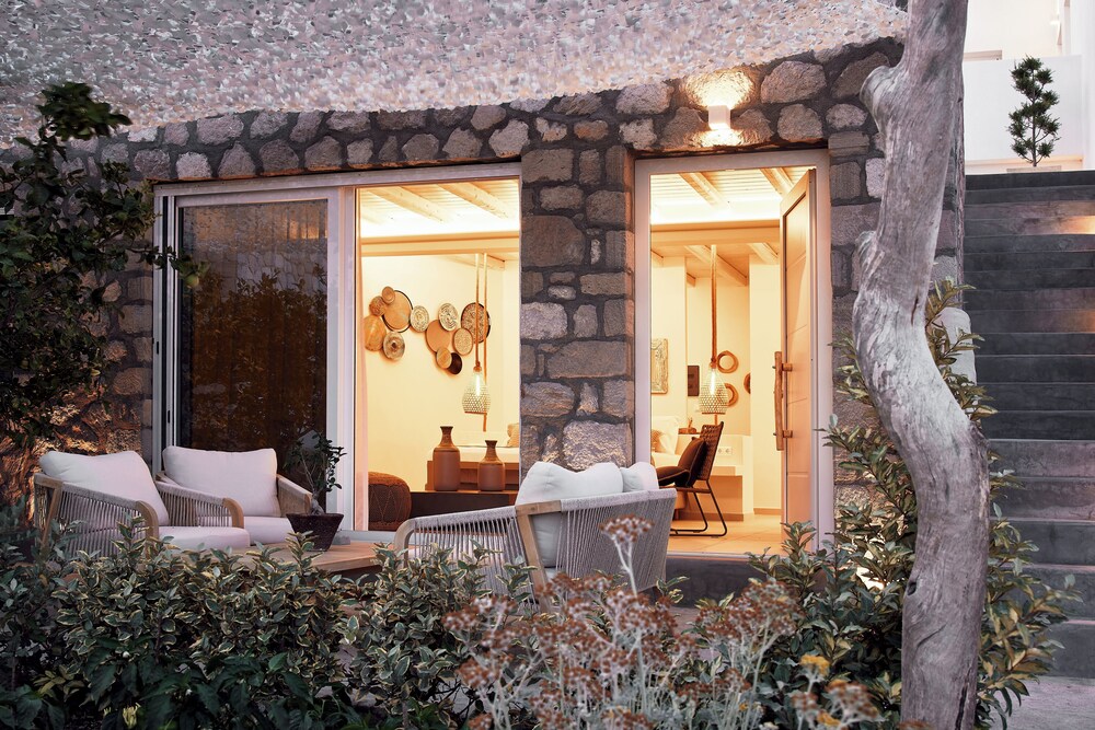 Nirome Luxury Suites 24/50