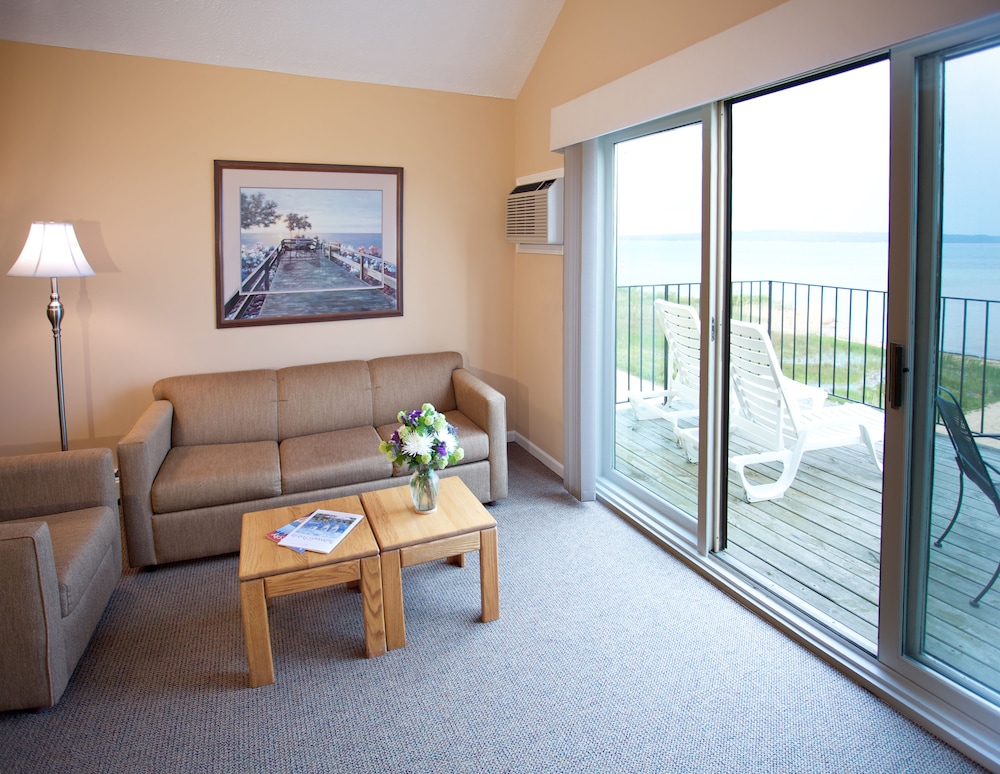 Pointes North Beachfront Hotel 52/72