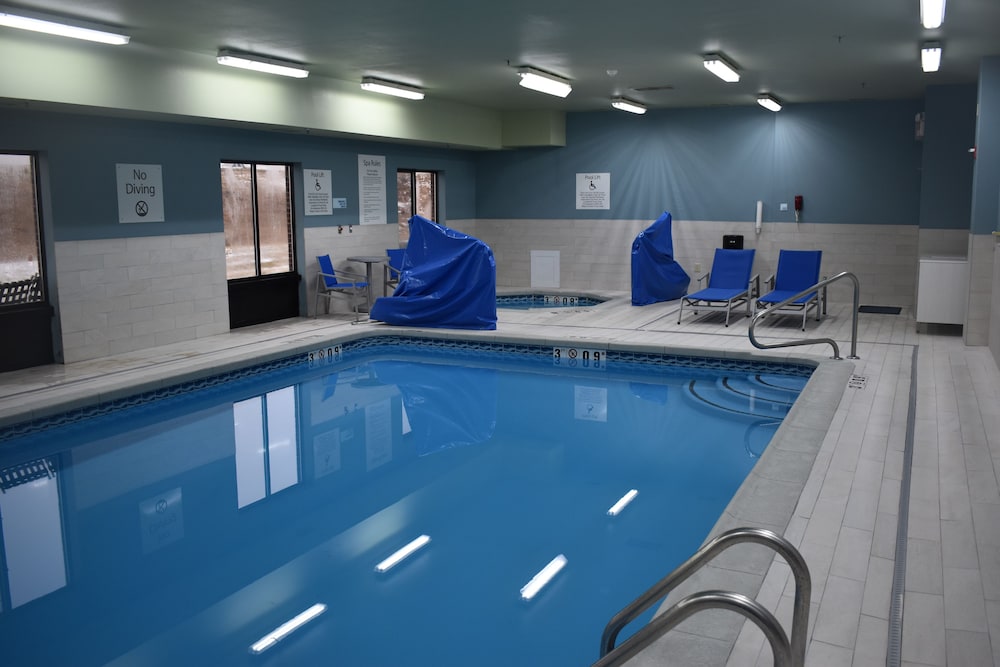 Holiday Inn Express Hotel Suites Mcpherson 38/64