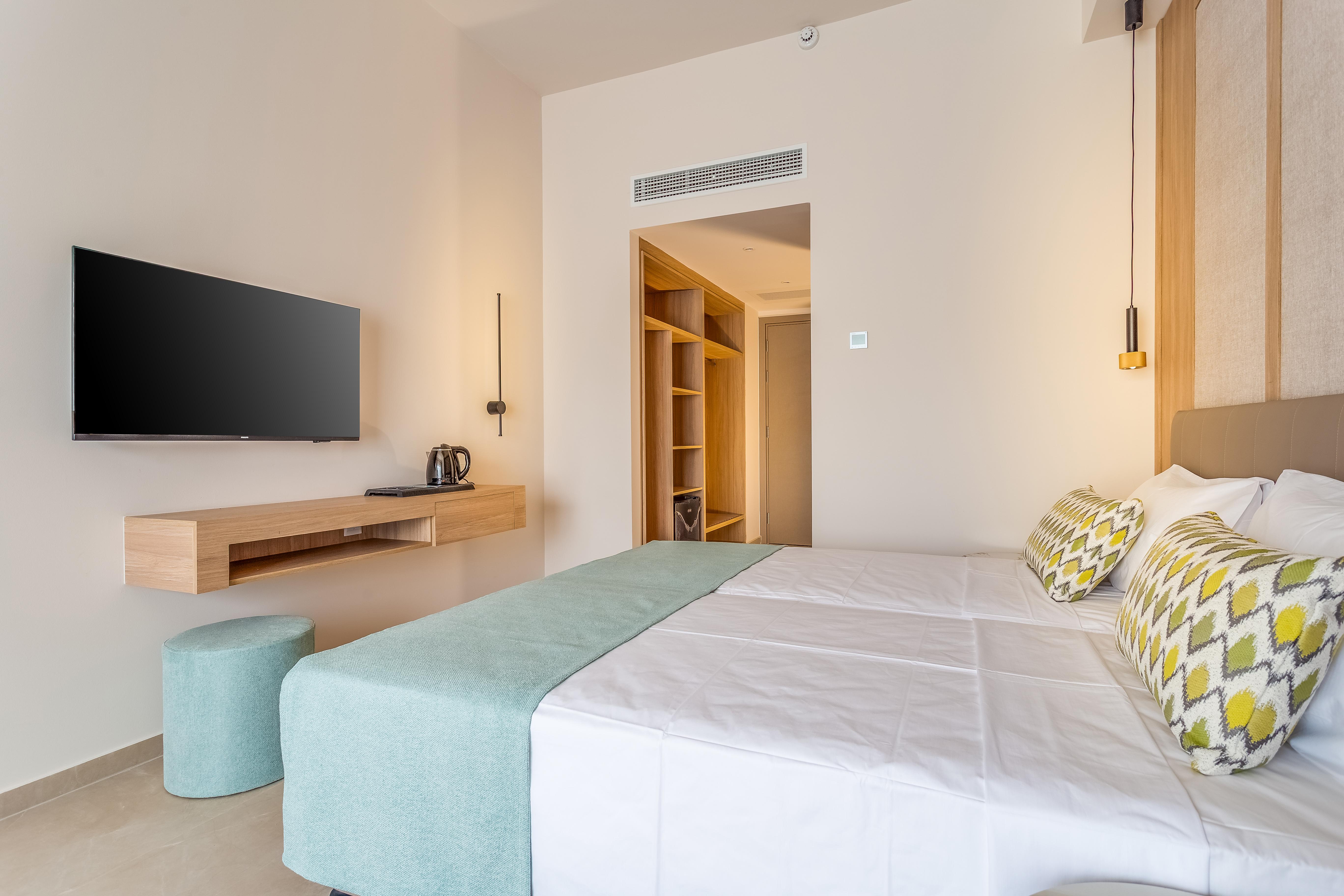 Standard, Twin Beds, Side Sea View, Balcony