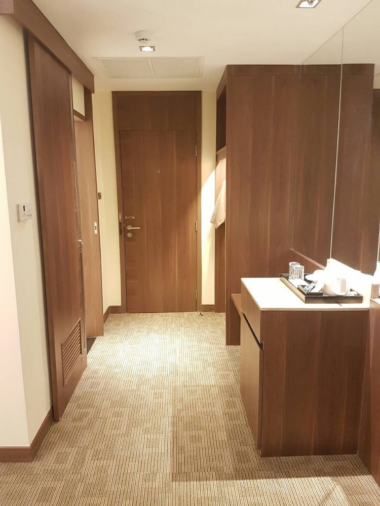 LOUIS' TAVERN HOTEL 34/53