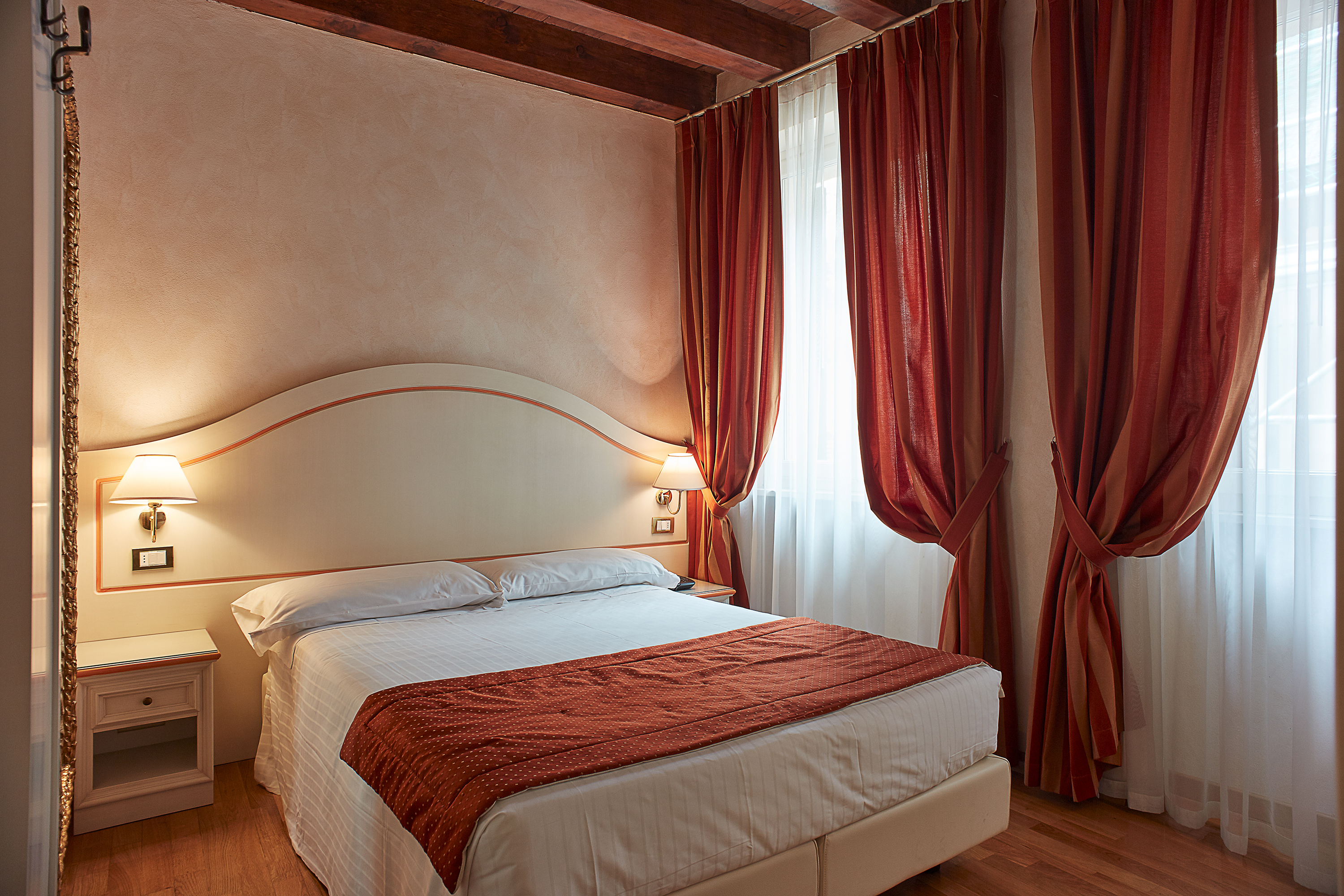 ROOM, DOUBLE BED, SMALL