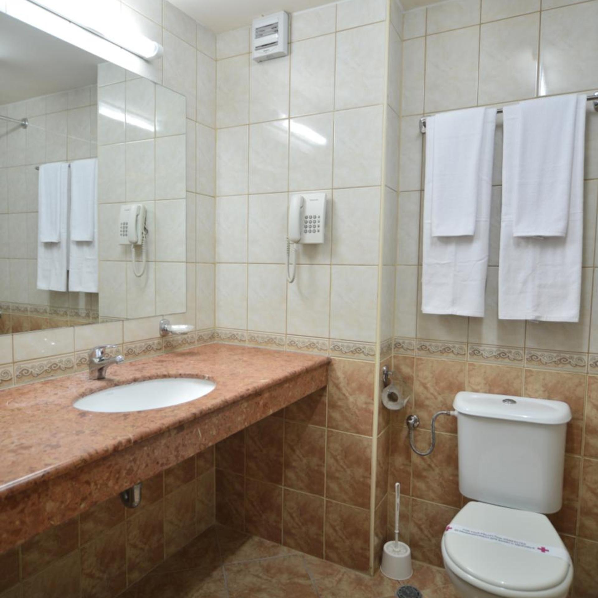 غرفة بسرير مزدوج بشرفة مع أريكة، Diamond Hotel 5/8