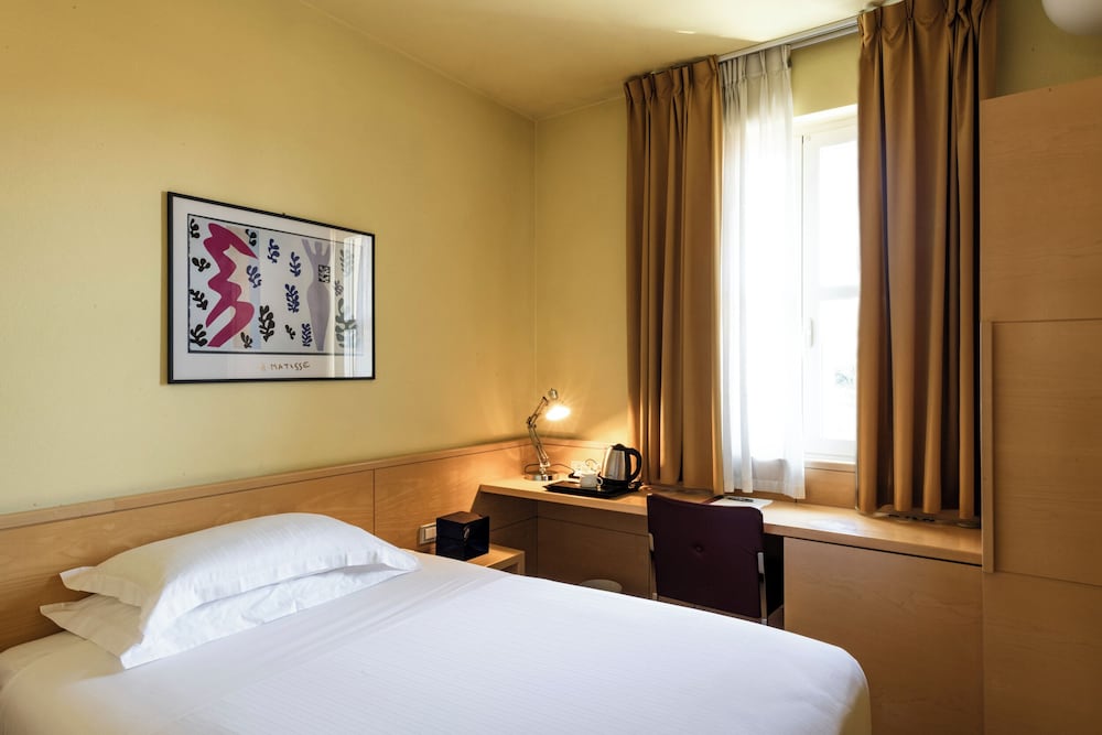 ROOM, SINGLE