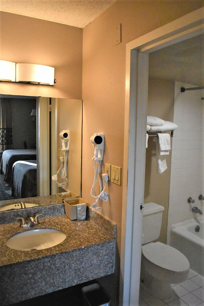 Super 8 by Wyndham Ocala I-75 24/56