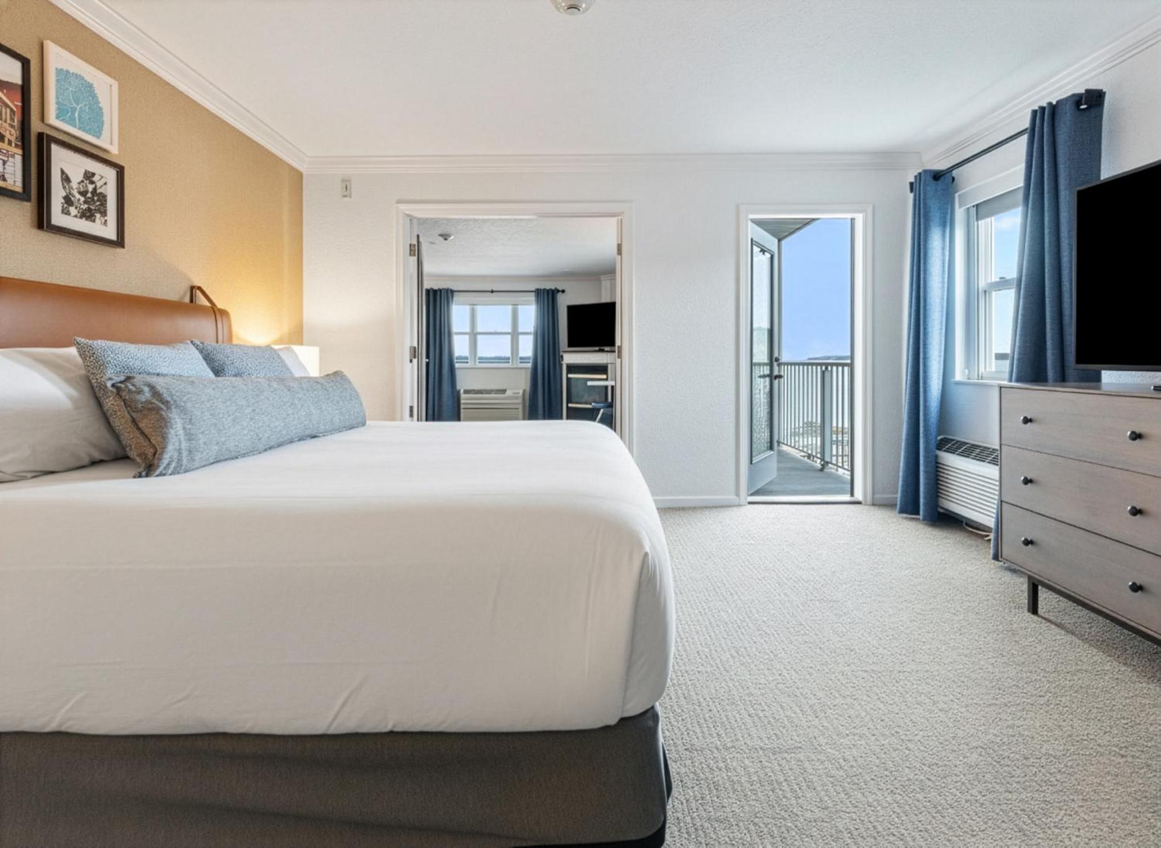 Suite, King Bed, Sofa, Hot Tub