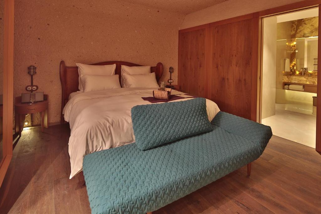 Cave, Suite, King Bed