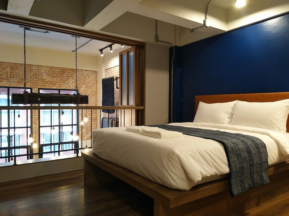 ROOM, TRIPLE, SHARED BATHROOM