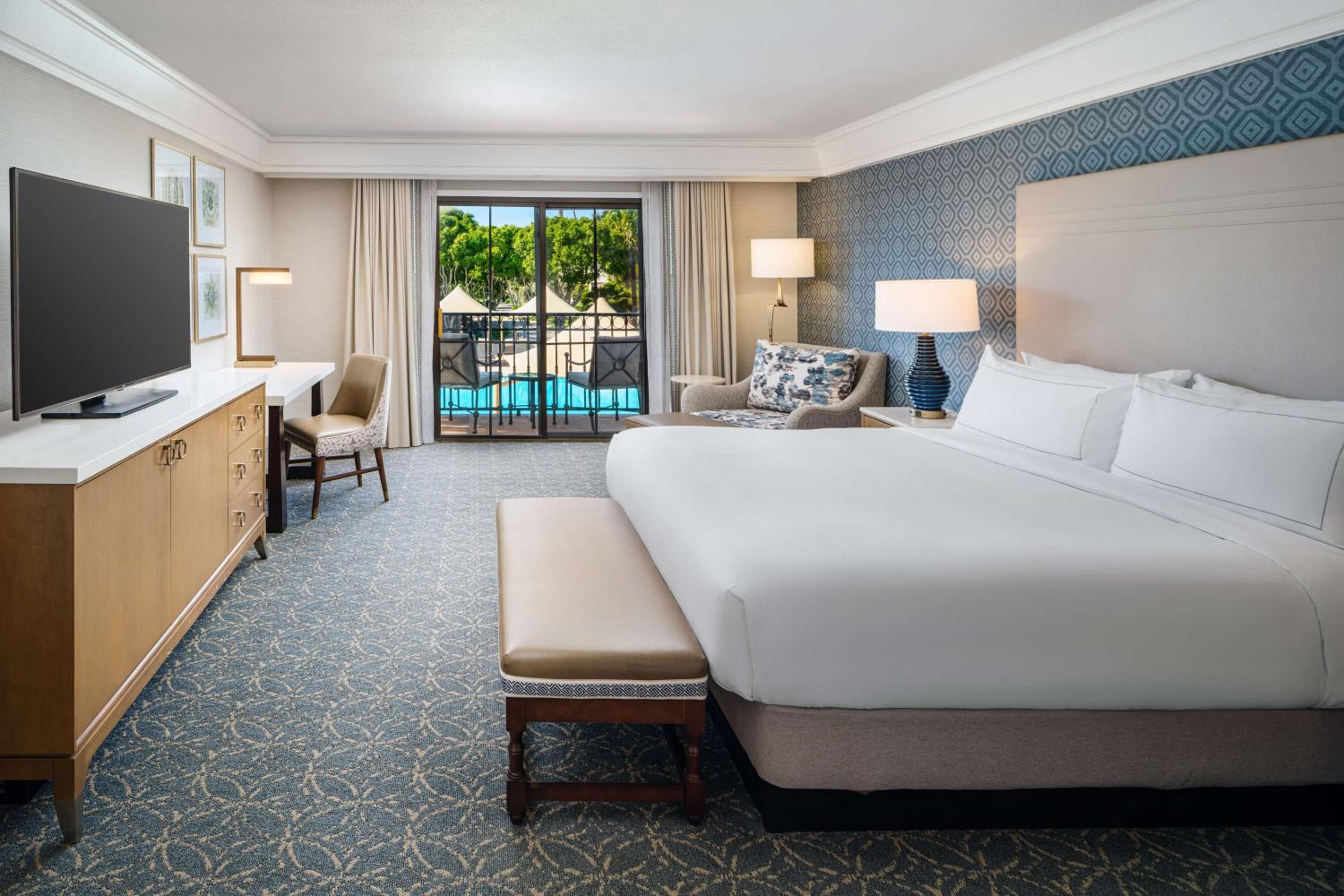 1 Bedroom, Suite, King Bed, Resort View, Sofa