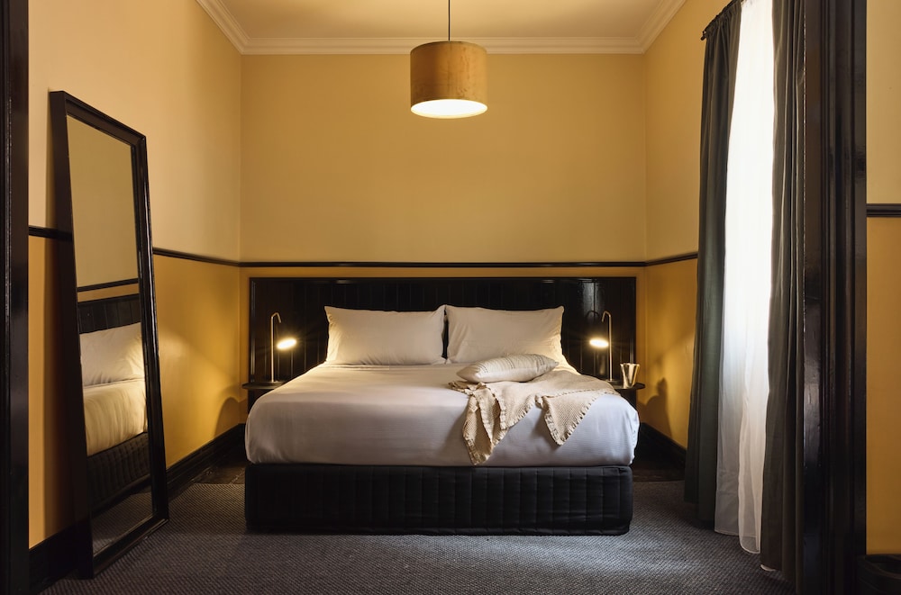 DIPLOMAT, DOUBLE BED
