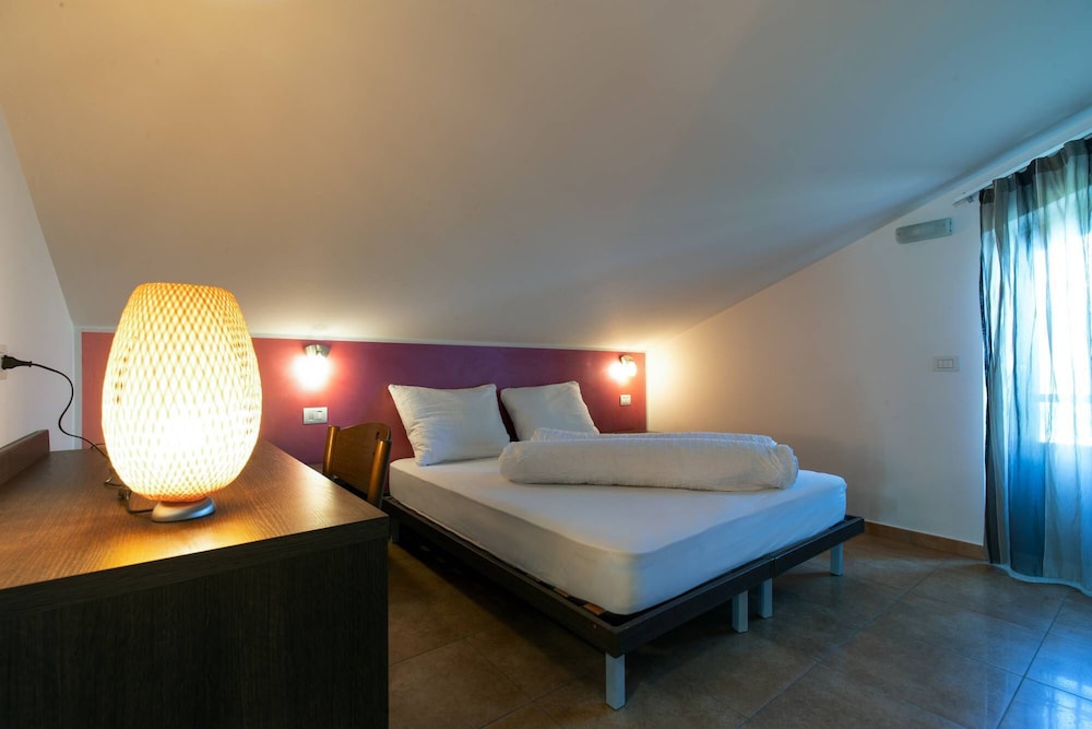 ROOM, DOUBLE BED