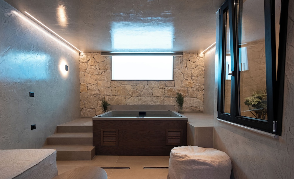 Royal Hotel and Suites 23/49