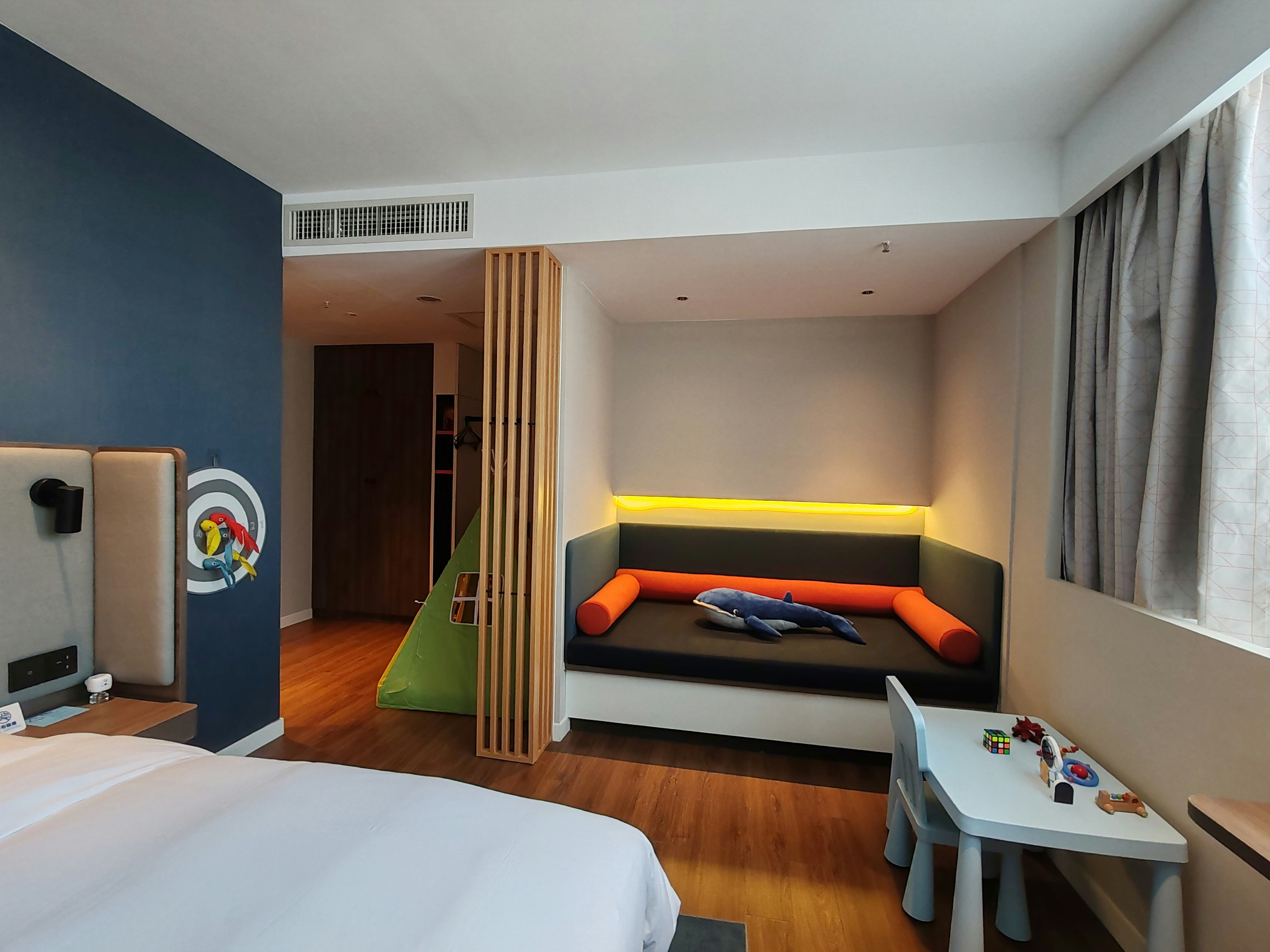 Kids Theme, Standard, King Bed, Sofa