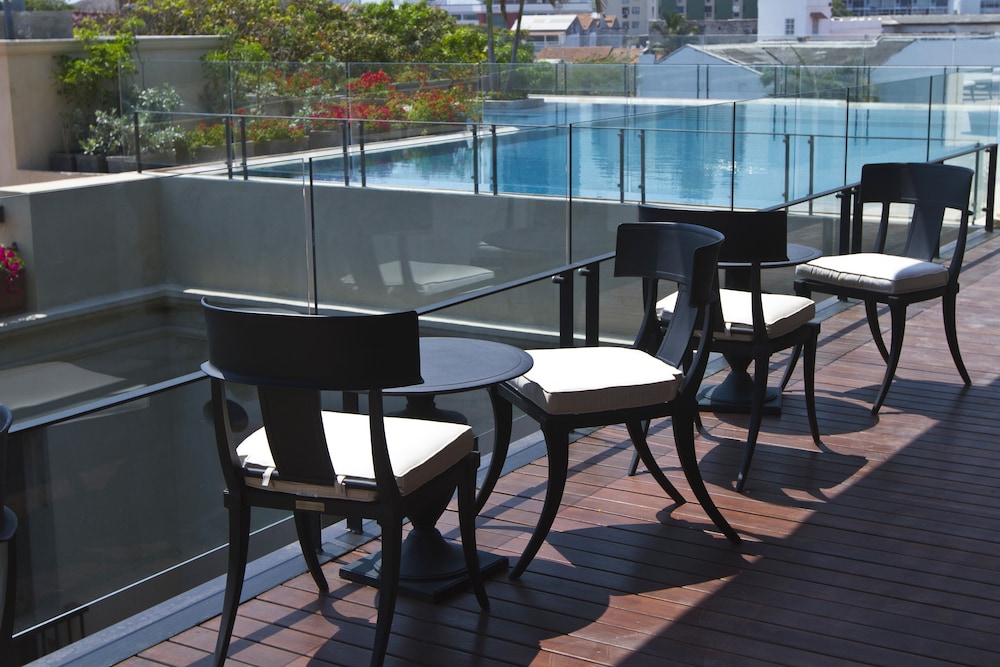 Bastion Luxury Hotel 59/75