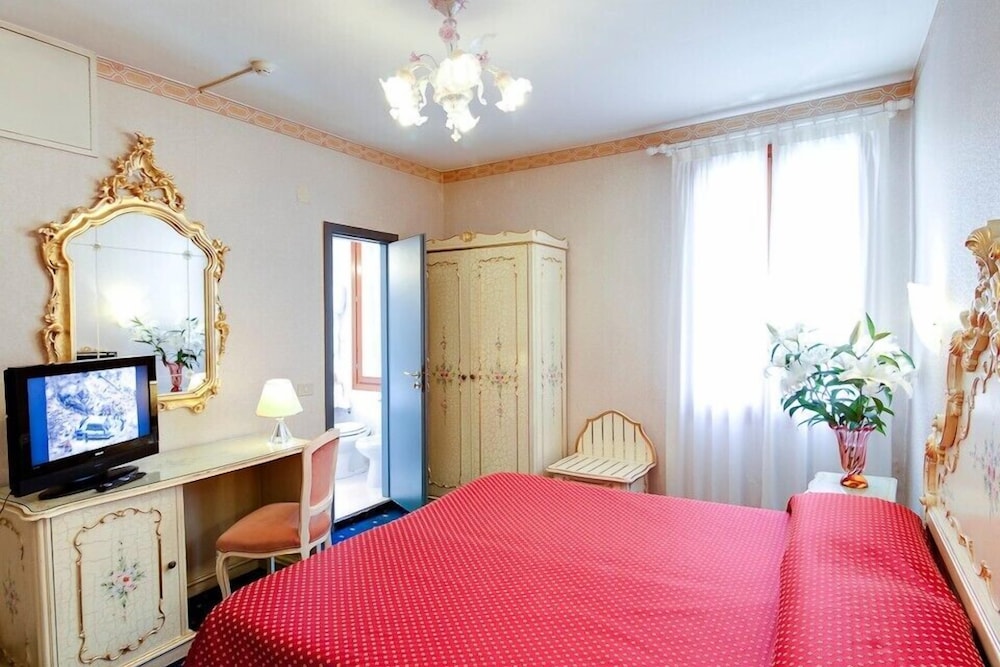 ROOM, DOUBLE BED