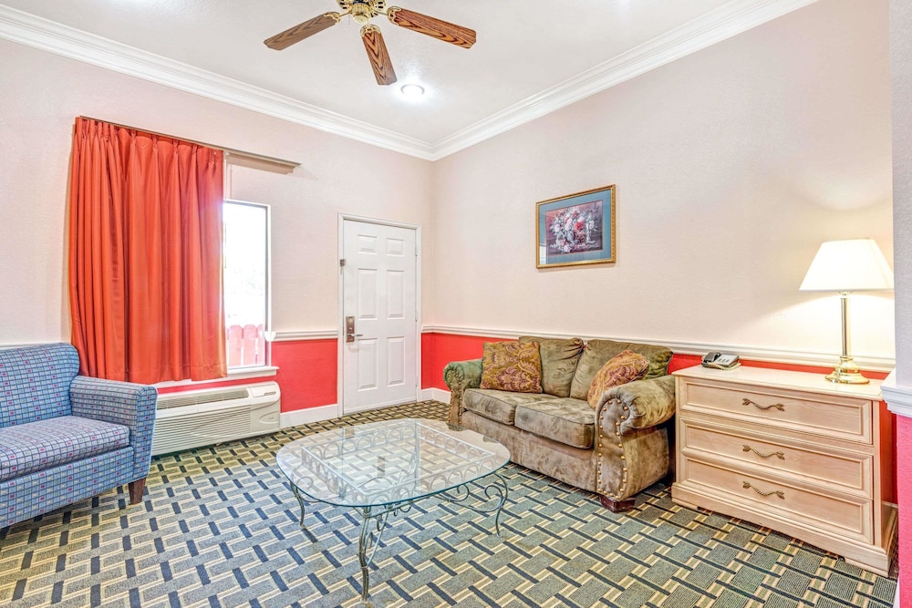 Days Inn & Suites by Wyndham Osceola AR 14/19