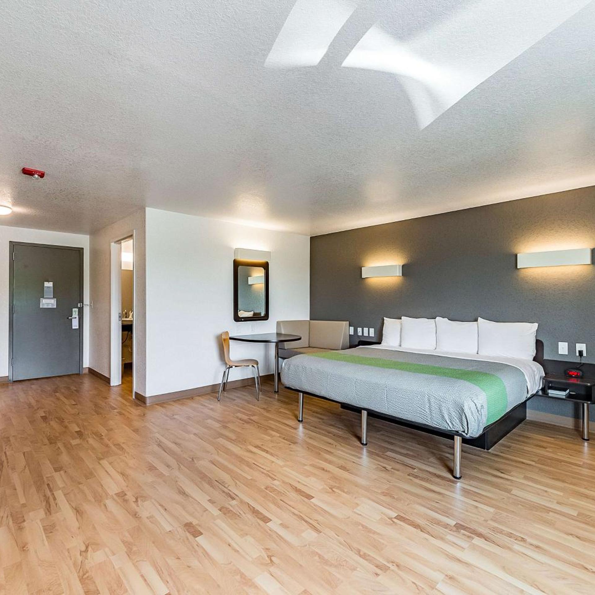 DELUXE, KING BED