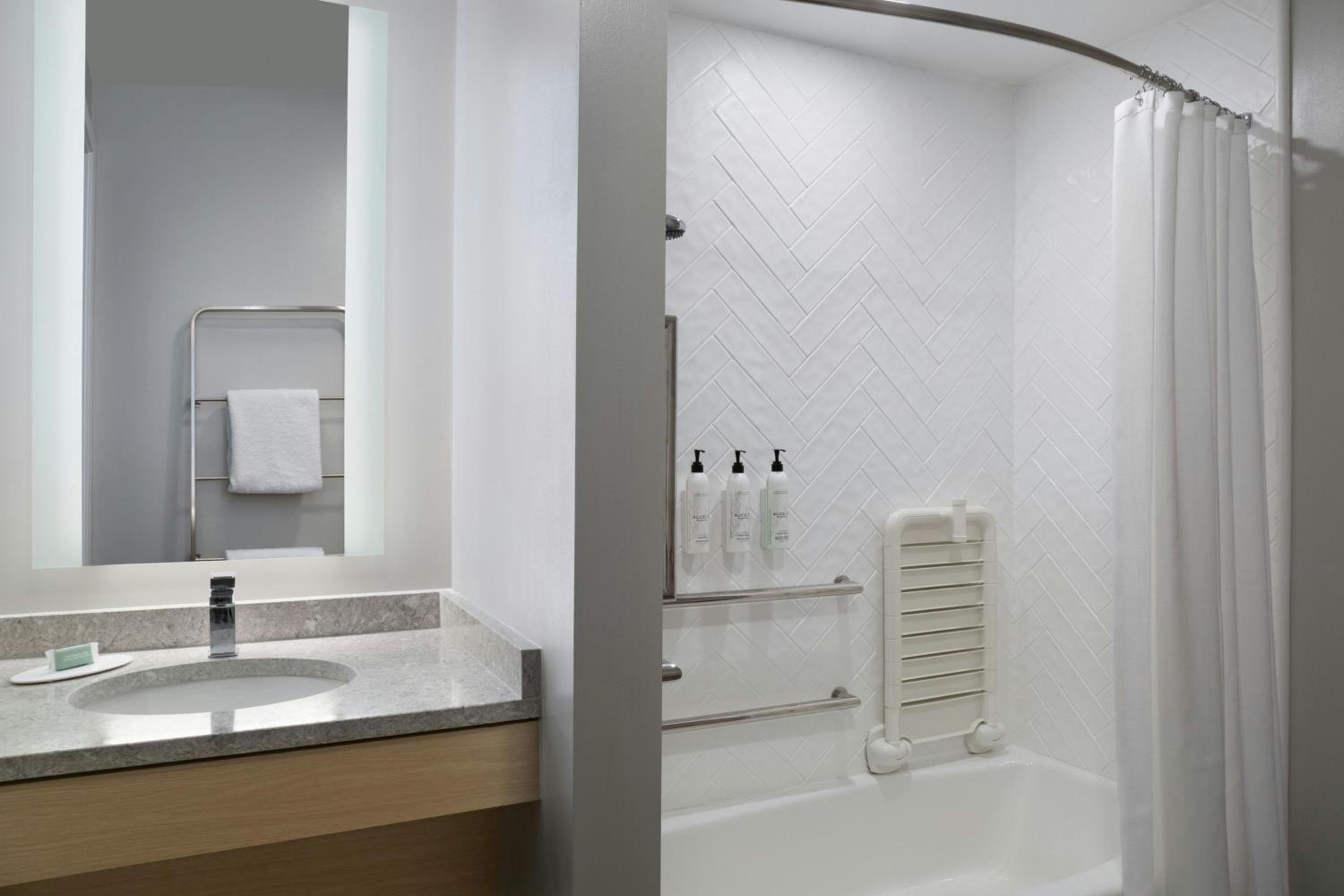 استوديو بسرير كوين مع أريكة بحوض استحمام لذوي الإعاقة، Towneplace Suites by Marriott Ft Lauderdale West 4/8