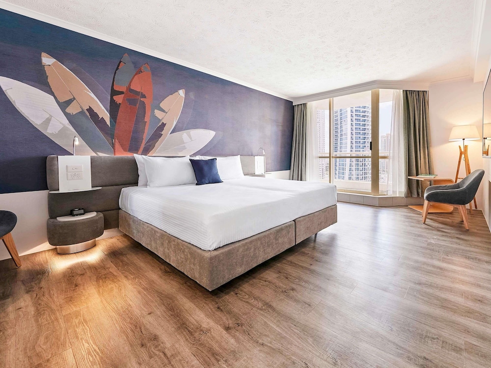 DELUXE, KING BED