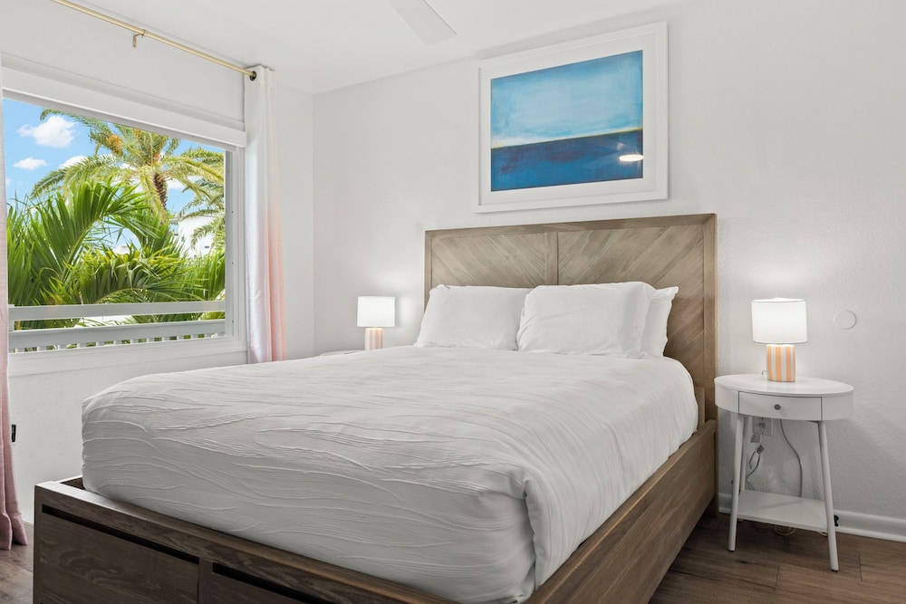 Petite, Queen Bed, Pool View, North Wing