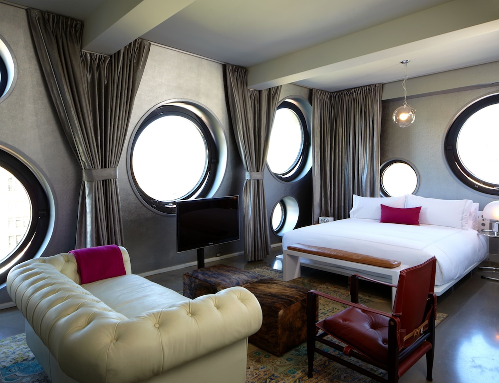 PLATINUM, KING BED