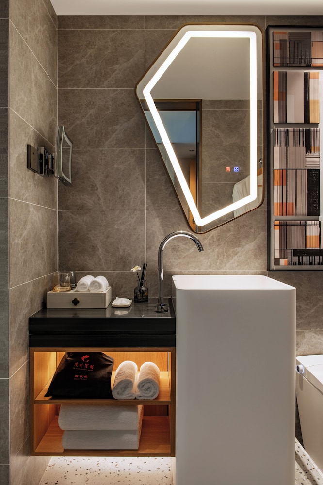 Guangzhou Hotel 50/50