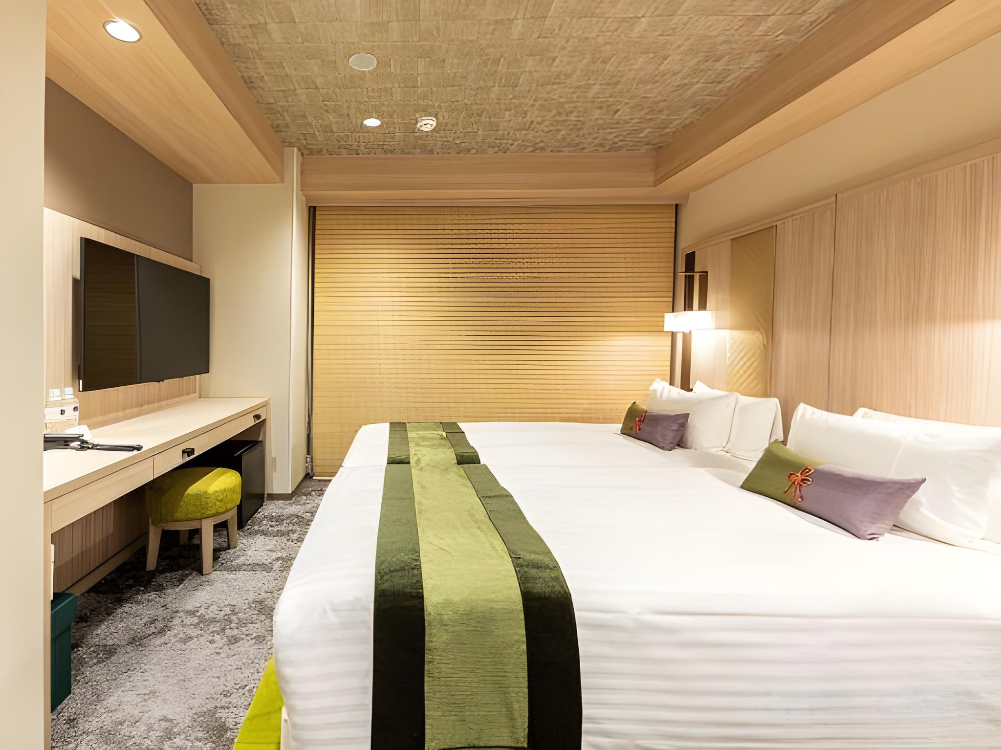 Connecting, Compact, Twin Beds, Bathtub