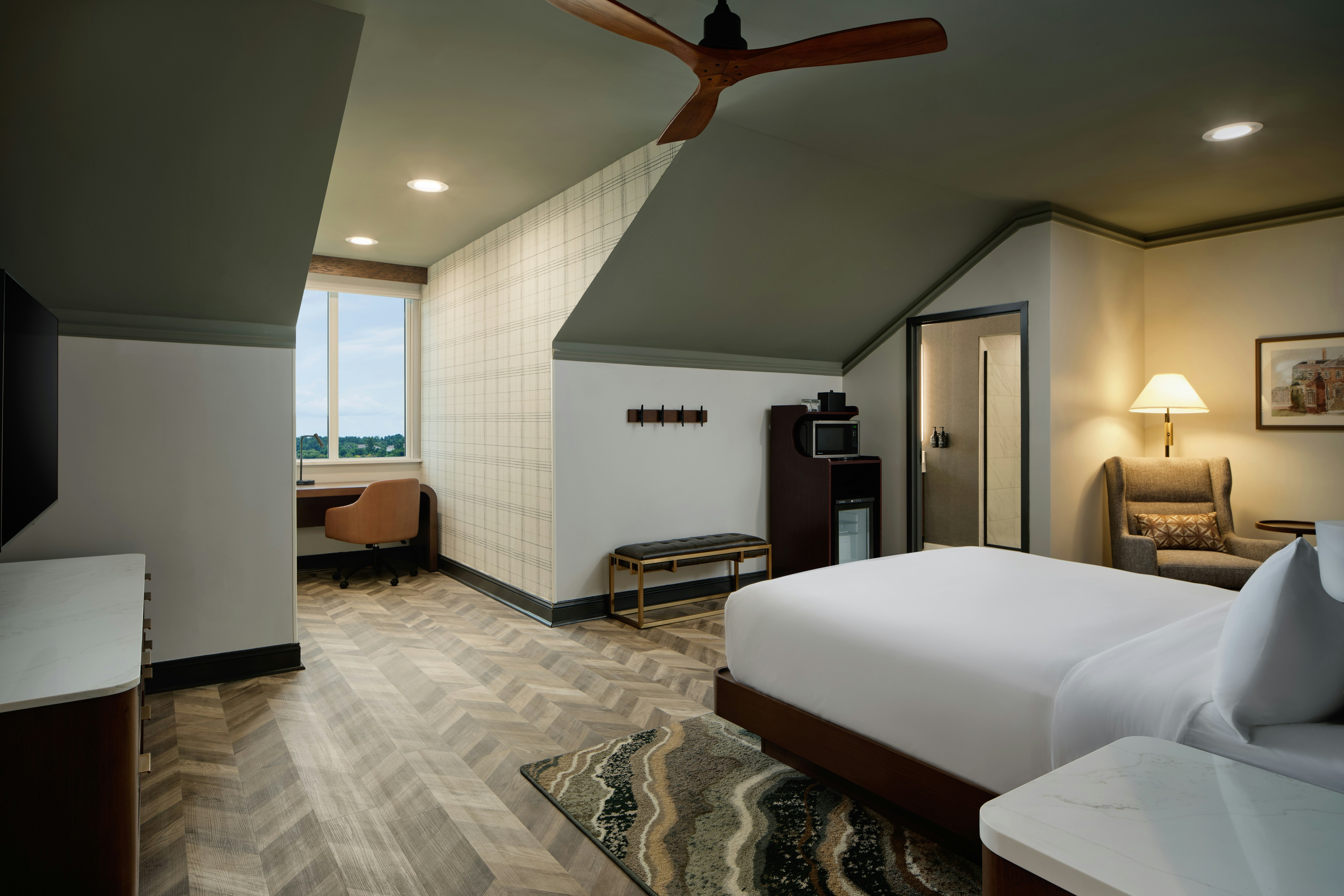 Deluxe, Queen Bed, Water View