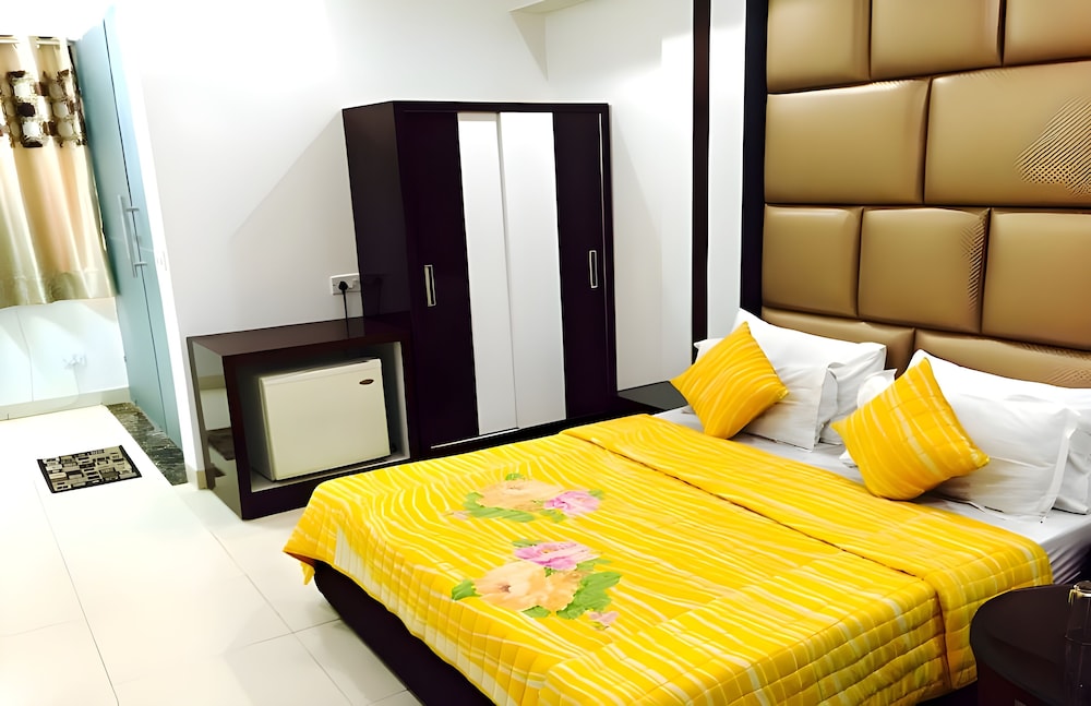 DELUXE, QUEEN BED