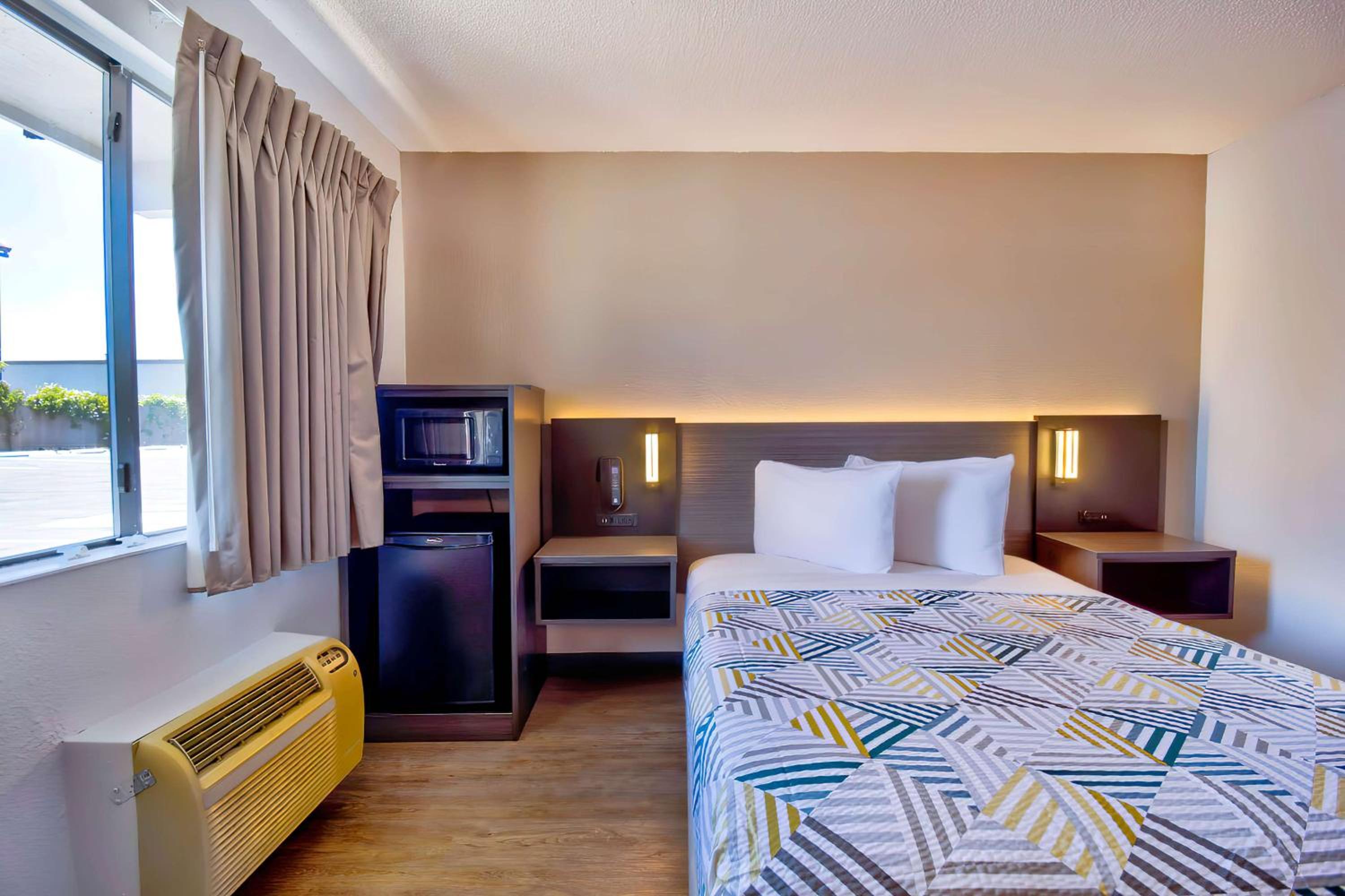 غرفة بسرير مزدوج لذوي الإعاقة، Motel6 Vallejo, CA - Six Flags West 2/10