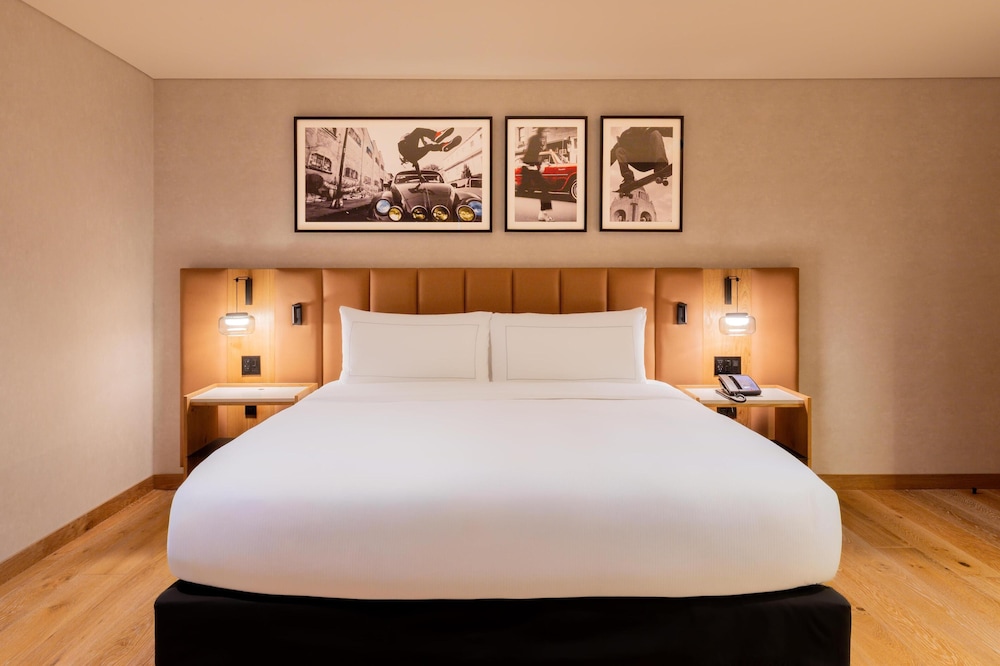 MASTER, SUITE, KING BED, ALAMEDA VIEW